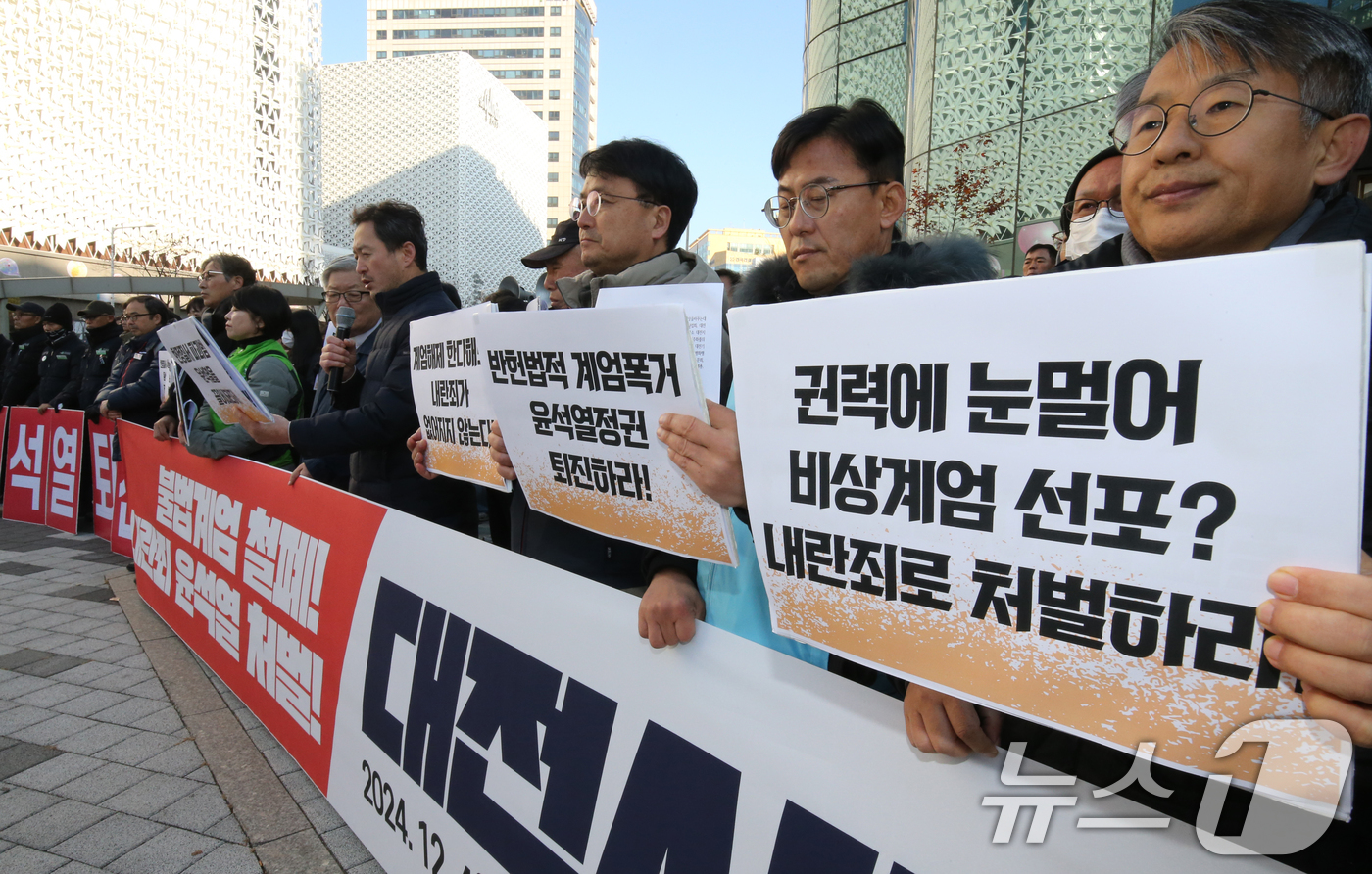 (대전=뉴스1) 김기태 기자 = 윤석열퇴진대전운동본부와 시민단체 구성원들이 4일 오전 대전 서구 은하수네거리에서 기자회견을 열고 윤석열 대통령 퇴진을 촉구하고 있다. 2024.12 …