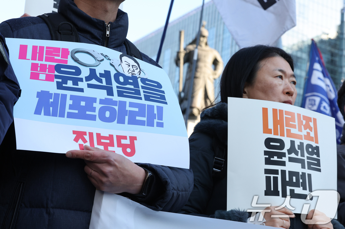 (서울=뉴스1) 신웅수 기자 = 민주노총을 비롯한 시민사회단체 회원들이 4일 오전 서울 광화문광장에서 윤석열 대통령의 불법 계엄을 규탄하고 있다.민주노총은 윤석열 정권이 퇴진할때까 …