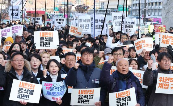 "2024년 믿을 수 없는 광경" 광화문 시민들 "윤석열 퇴진"(종합)