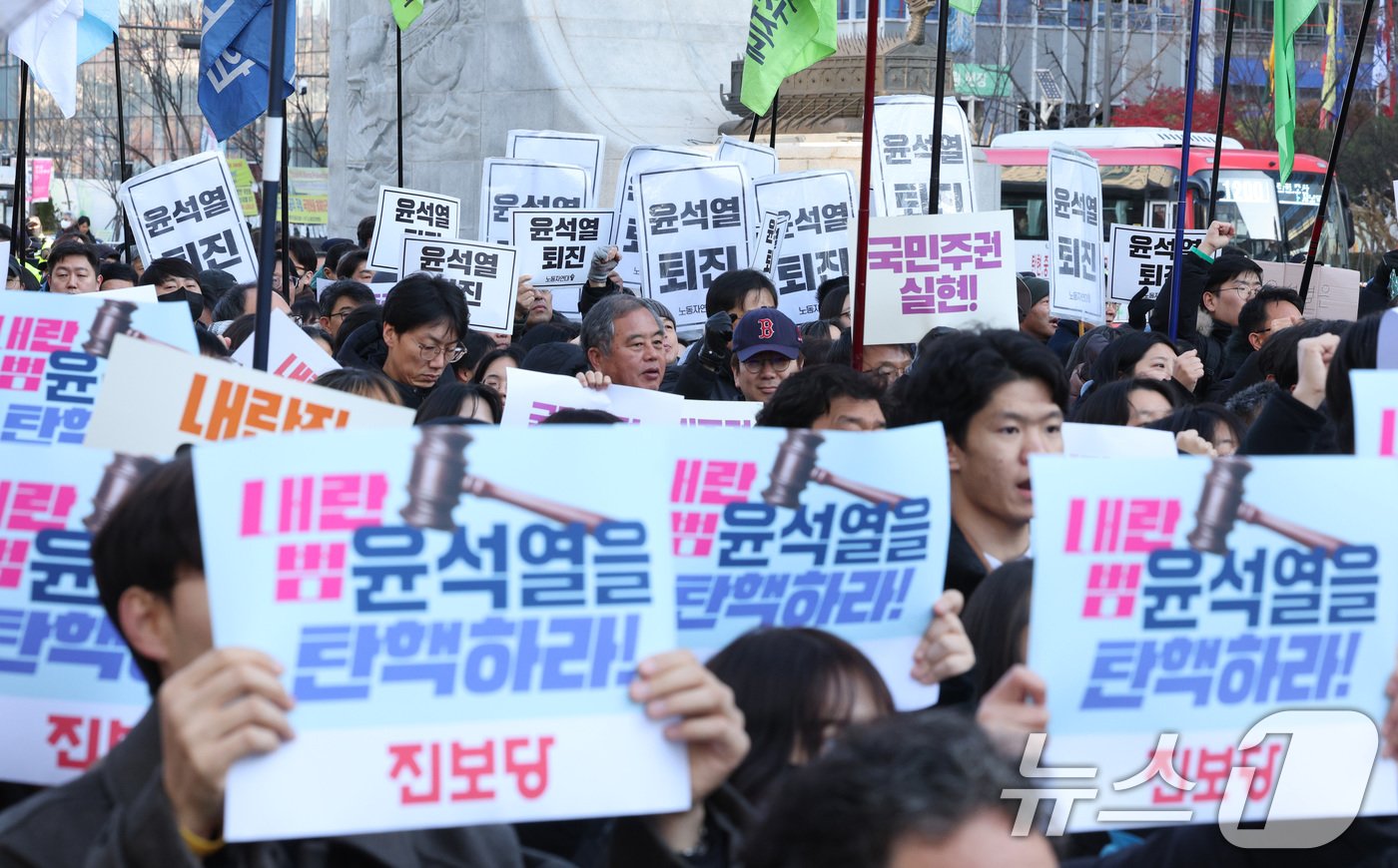 민주노총을 비롯한 시민사회단체 회원들이 4일 오전 서울 광화문광장에서 윤석열 대통령의 불법 계엄을 규탄하고 있다. 민주노총은 윤석열 정권이 퇴진할때까지 무기한 총파업에 돌입한다고 밝혔다.  2024.12.4/뉴스1 ⓒ News1 신웅수 기자