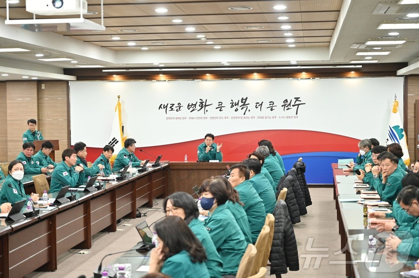 윤석열 대통령이 비상계엄을 선포한 3일 강원 원주시가 밤 11시30분쯤 국장급이상 긴급회의를 연데 이어 4일 0시 30분쯤 5급 이상 직원이 참여하는 긴급비상대책회의를 진행했다. &#40;원주시 제공&#41; 2024.12.4/뉴스1