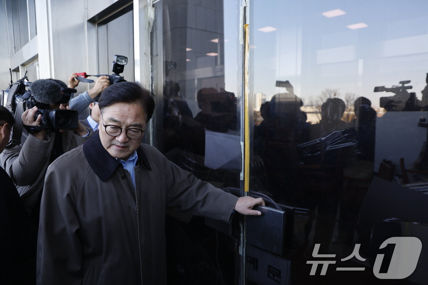 본문 이미지 - 우원식 국회의장이 4일 오전 서울 여의도 국회에서 간밤에 윤석열 대통령의 비상계엄 선포로 국회로 진입했던 계엄군의 흔적을 살펴보고 있다. 2024.12.4/뉴스1 ⓒ News1 안은나 기자