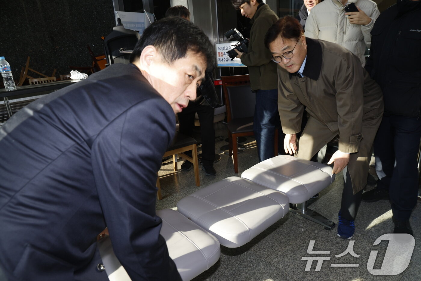 본문 이미지 - 우원식 국회의장과 김민기 사무총장이 4일 오전 서울 여의도 국회에서 간밤에 윤석열 대통령의 비상계엄 선포로 국회로 진입했던 계엄군에 대항해 쌓은 바리게이트를 직접 치우고 있다. 2024.12.4/뉴스1 ⓒ News1 안은나 기자