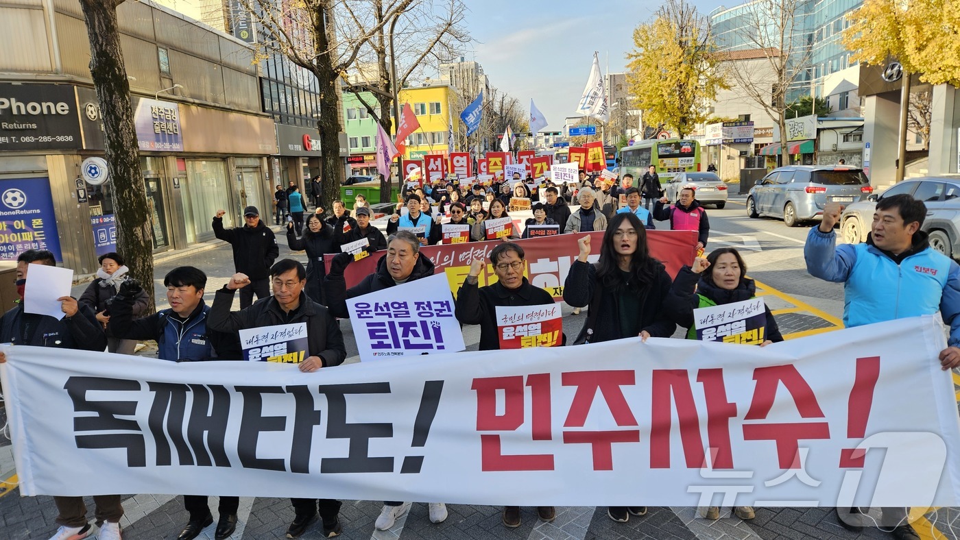 (전주=뉴스1) 신준수 기자 = 4일 오전 전북지역 60여개 시민사회단체로 결성된 ‘윤석열퇴진 전북운동본부’가 전주 충경로사거리에서 긴급회견을 열고 윤석열 대통령의 퇴진을 촉구하고 …