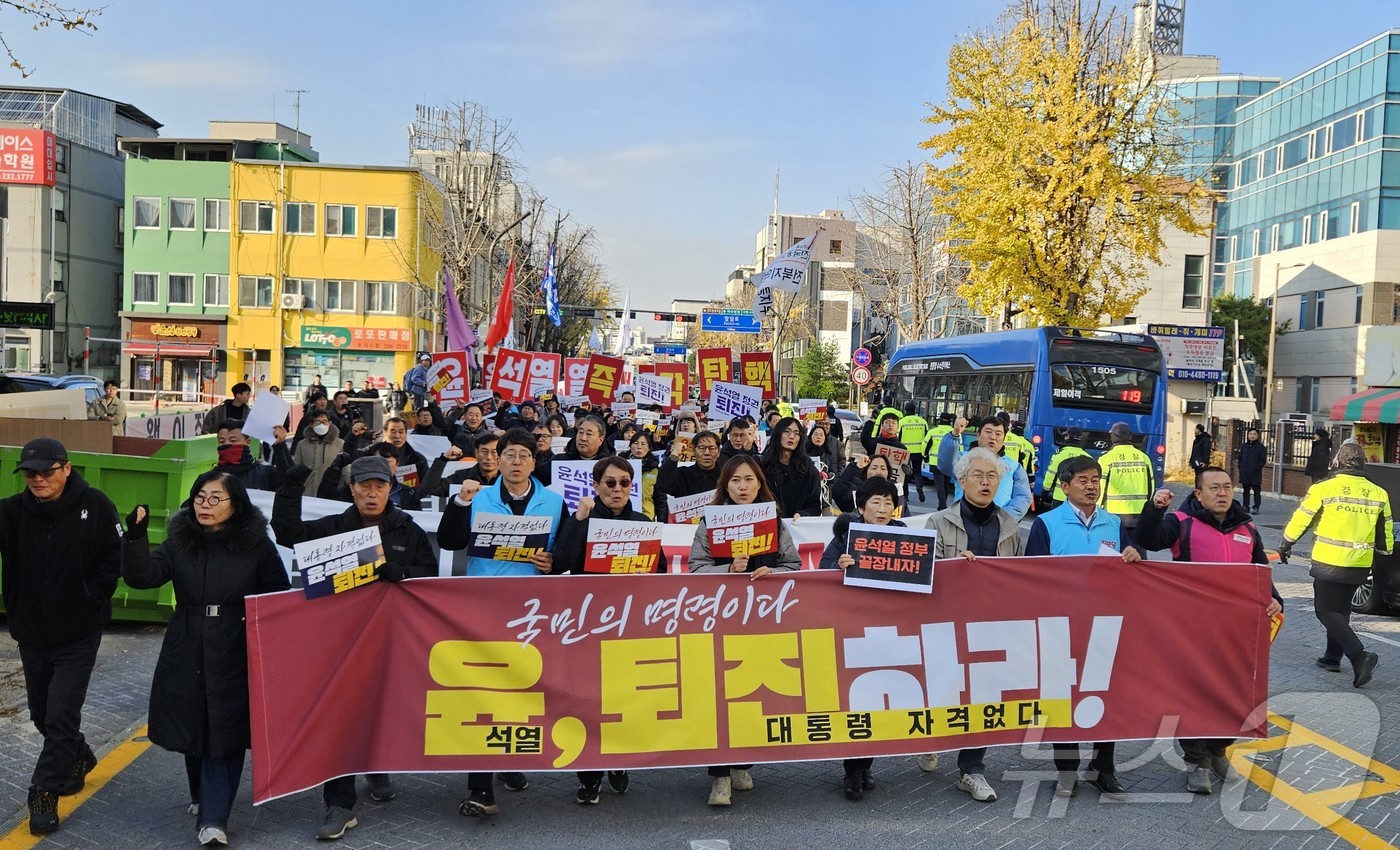 (전주=뉴스1) 신준수 기자 = 4일 오전 전북지역 60여개 시민사회단체로 결성된 ‘윤석열퇴진 전북운동본부’가 전주 충경로사거리에서 긴급회견을 열고 윤석열 대통령의 퇴진을 촉구하고 …