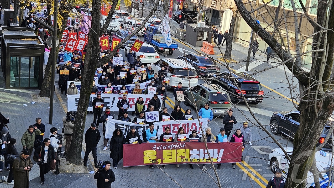 (전주=뉴스1) 신준수 기자 = 4일 오전 전북지역 60여개 시민사회단체로 결성된 ‘윤석열퇴진 전북운동본부’가 전주 충경로사거리에서 긴급회견을 열고 윤석열 대통령의 퇴진을 촉구하고 …