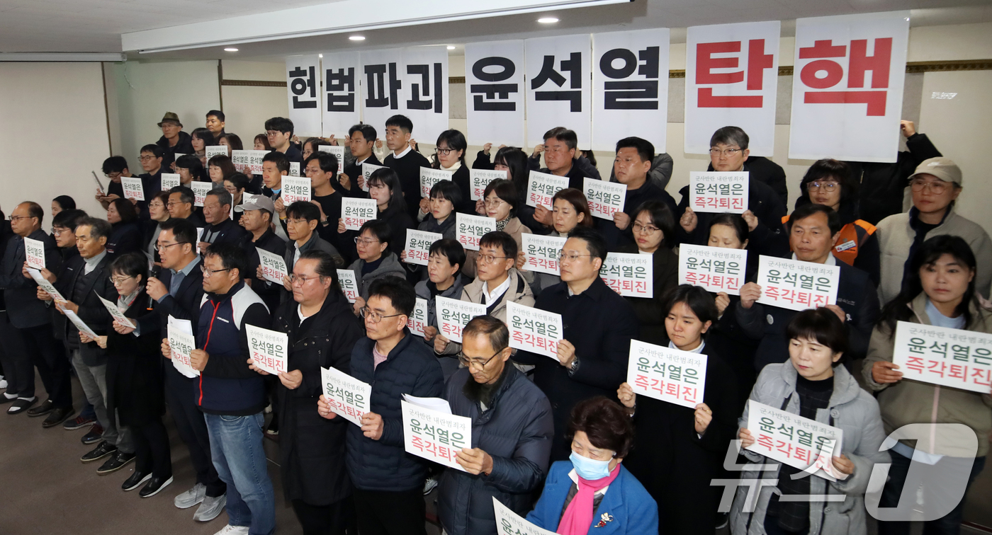 (부산=뉴스1) 윤일지 기자 = 민주노총 부산본부 노조, 부산시민사회, 제정당 대표들이 4일 오전 부산 동구 민주노총 부산지역본부에서 열린 윤석열 대통령의 비상계엄 선포와 관련 비 …