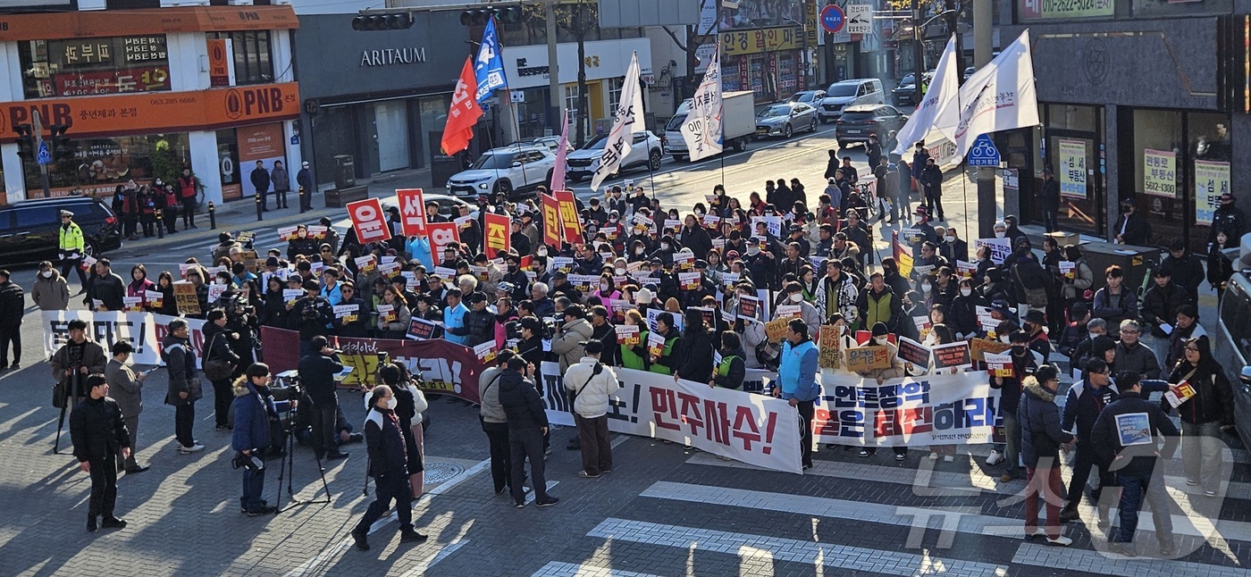 (전주=뉴스1) 신준수 기자 = 4일 오전 전북지역 60여개 시민사회단체로 결성된 ‘윤석열퇴진 전북운동본부’가 전주 충경로사거리에서 긴급회견을 열고 윤석열 대통령의 퇴진을 촉구하고 …