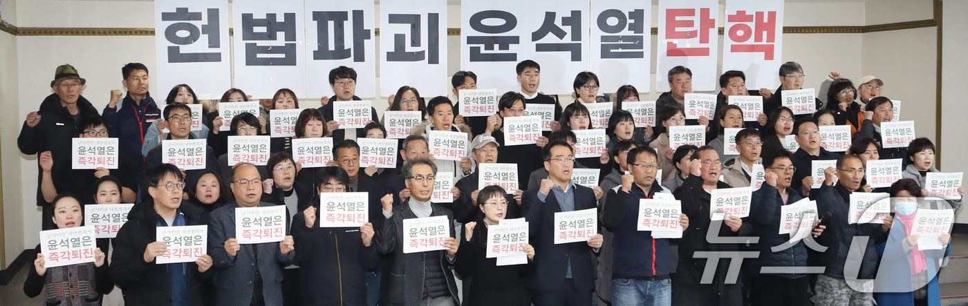 (부산=뉴스1) 윤일지 기자 = 민주노총 부산본부 노조, 부산시민사회, 제정당 대표들이 4일 오전 부산 동구 민주노총 부산지역본부에서 열린 윤석열 대통령의 비상계엄 선포와 관련 비 …