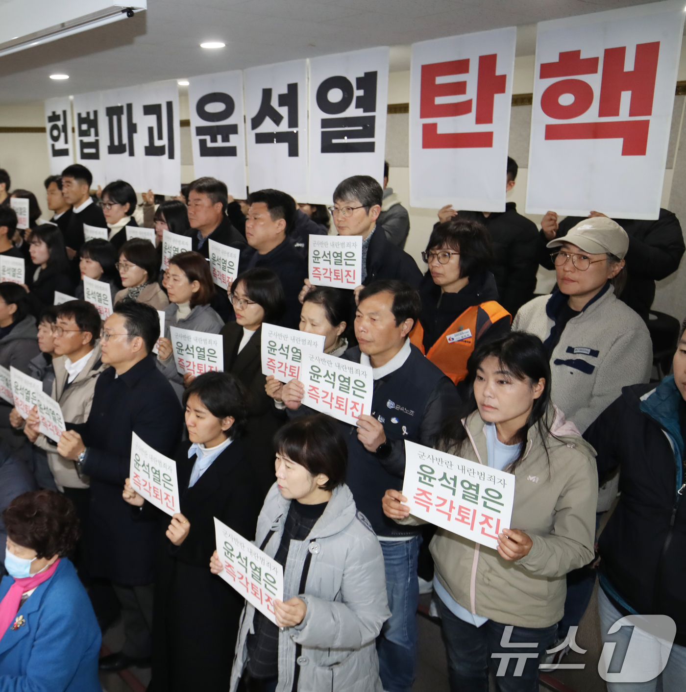 (부산=뉴스1) 윤일지 기자 = 민주노총 부산본부 노조, 부산시민사회, 제정당 대표들이 4일 오전 부산 동구 민주노총 부산지역본부에서 열린 윤석열 대통령의 비상계엄 선포와 관련 비 …