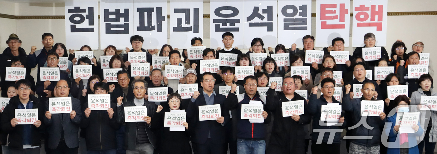 (부산=뉴스1) 윤일지 기자 = 민주노총 부산본부 노조, 부산시민사회, 제정당 대표들이 4일 오전 부산 동구 민주노총 부산지역본부에서 열린 윤석열 대통령의 비상계엄 선포와 관련 비 …