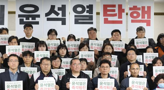 손피켓 든 민주노총 부산본부와 부산시민사회