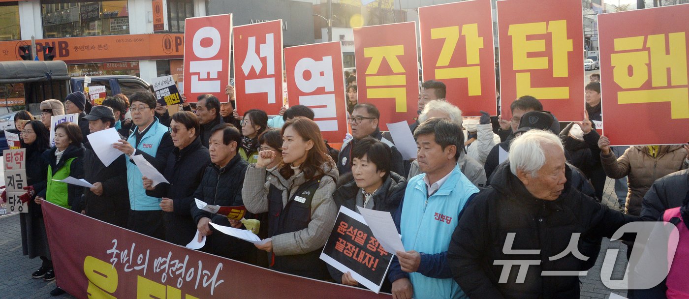 윤석열퇴진전북행동본부 관계자들이 4일 전북자치도 전주시 관통로사거리에서 &#39;비상계엄 선포 결의대회&#39;를 열고 퇴진을 촉구하고 있다. 2024.12.4./뉴스1 ⓒ News1 유경석 기자