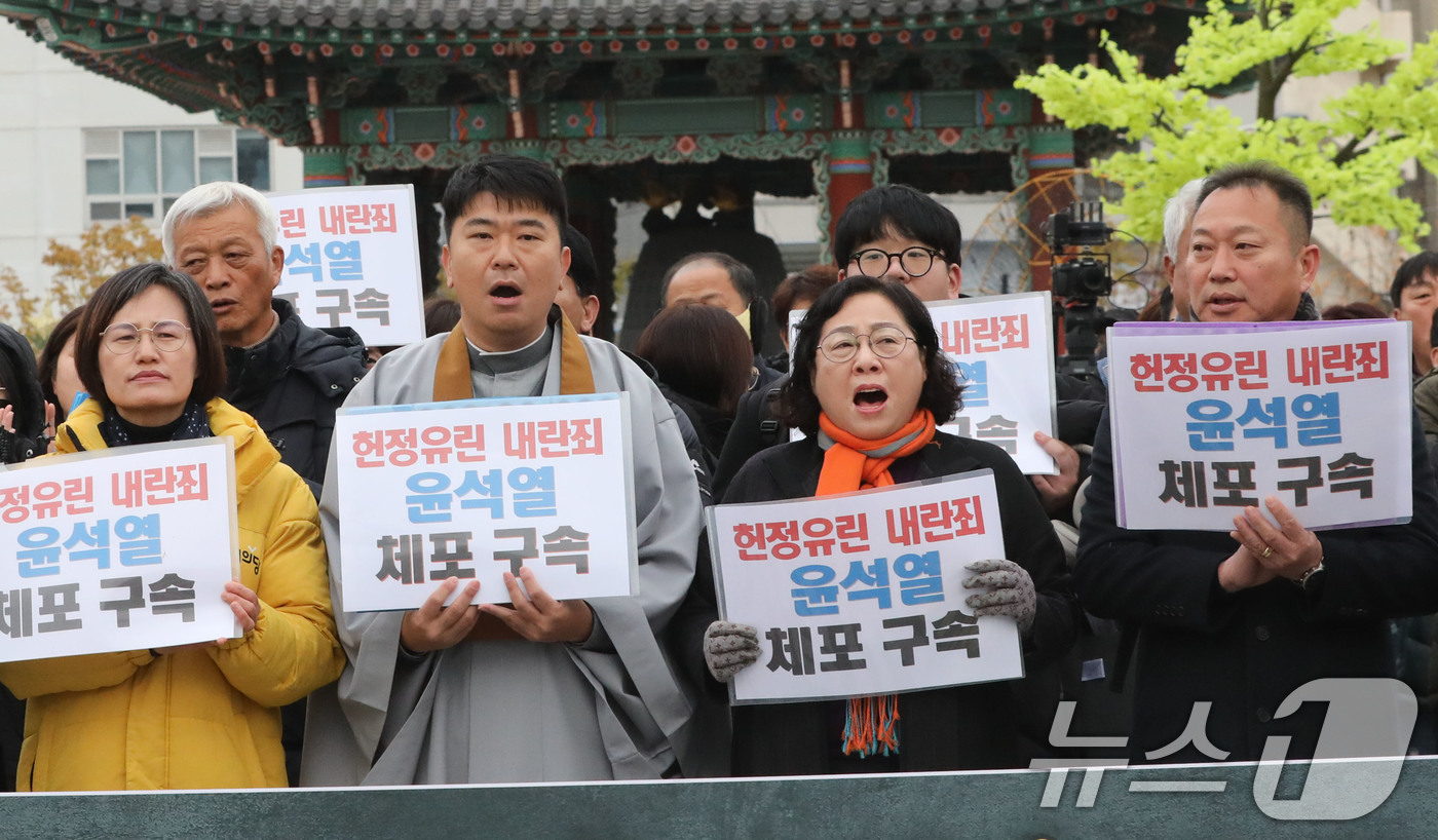 (광주=뉴스1) 박지현 기자 = 4일 광주시민단체협의회 등 윤석열퇴진 시국대성회 추진위원회는 오전 9시 광주 동구 5·18민주광장에서 ' 광주시민 비상시국대회'를 열고 구호를 외치 …