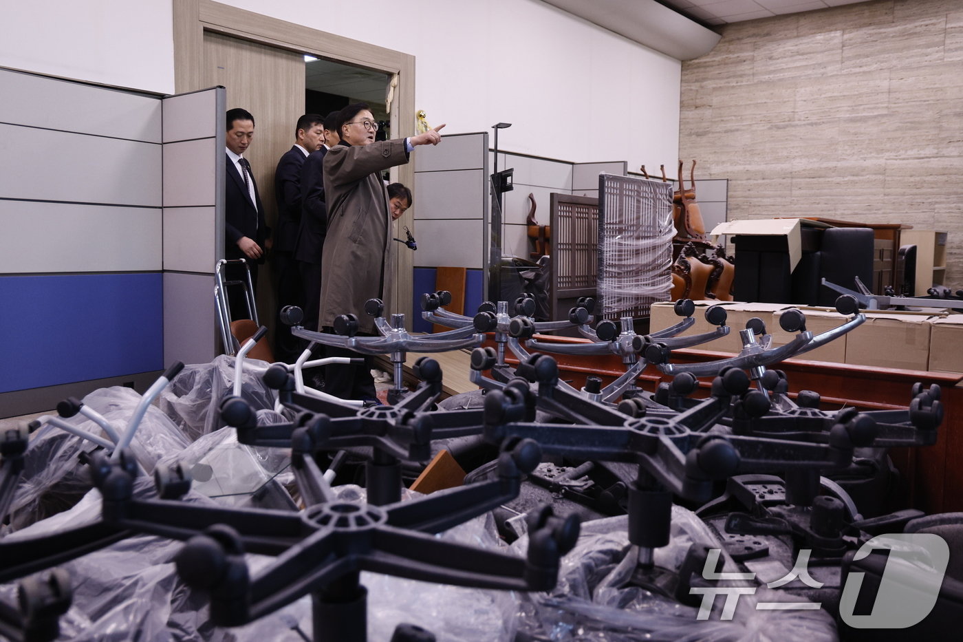 본문 이미지 - 우원식 국회의장이 4일 오전 서울 여의도 국회에서 간밤에 윤석열 대통령의 비상계엄 선포로 국회로 진입하려는 계엄군과 이를 막으려던 당직자 및 보좌진 등의 대치 흔적을 살피고 있다. 2024.12.4/뉴스1 ⓒ News1 안은나 기자