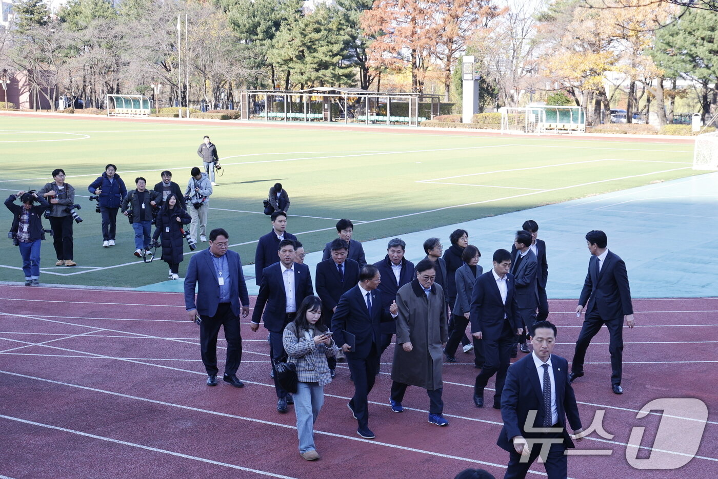 본문 이미지 - 우원식 국회의장이 4일 오전 서울 여의도 국회에서 간밤에 윤석열 대통령의 비상계엄 선포로 국회로 진입했던 계엄군 헬기가 착륙했던 운동장을 살펴보며 발걸음을 옮기고 있다. 2024.12.4/뉴스1 ⓒ News1 안은나 기자