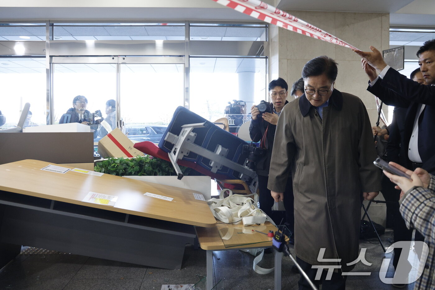 본문 이미지 - 우원식 국회의장이 4일 오전 서울 여의도 국회에서 간밤에 윤석열 대통령의 비상계엄 선포로 국회로 진입했던 계엄군에 대항해 쌓은 바리케이트를 살펴보고 있다. 2024.12.4/뉴스1 ⓒ News1 안은나 기자