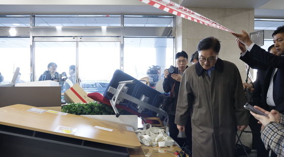 간밤의 계엄군과의 대치 흔적 살피는 우원식 의장