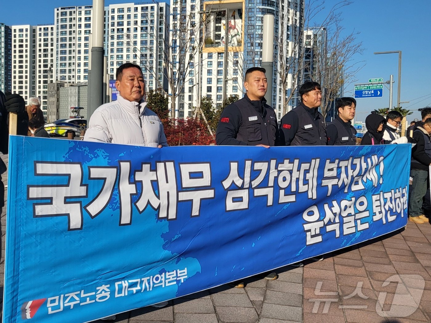 4일 오전 동대구역 광장에서 윤석열 심판 대구시국회의와 경북시국행동 회원들이 윤 대통령의 퇴진을 요구하고 있다. 2024.12.4/뉴스1 ⓒ News1 이성덕 기자