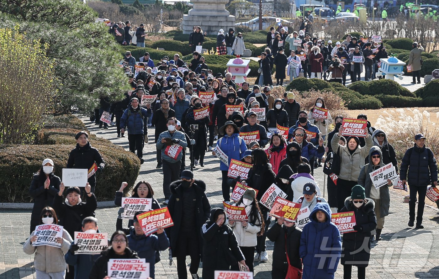 비상 계엄이 해제된 4일 오전 서울 여의도 국회 계단에서 더불어민주당 주최로 예정된 비상시국회의에 참석하기 위해 시민들이 경내로 들어서고 있다. 2024.12.4/뉴스1 ⓒ News1 이재명 기자