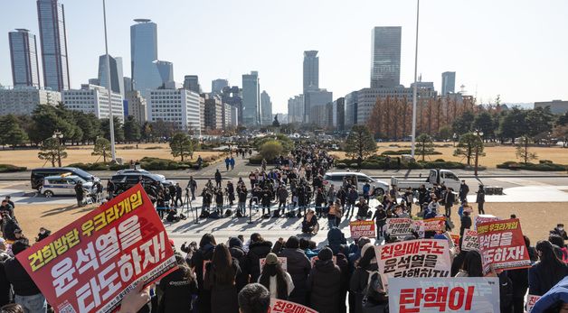 국회 들어선 뿔난 시민들