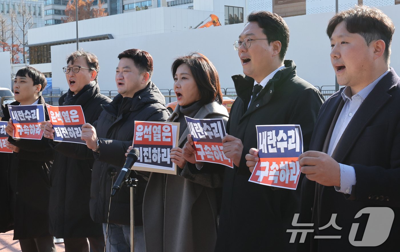 허은아 개혁신당 대표와 천하람 원내대표 등이 4일 서울 용산구 대통령실 인근에서 열린 윤석열 대통령의 계엄령 선포 규탄 및 퇴진을 촉구하는 항의 방문에서 구호를 외치고 있다. 2024.12.4/뉴스1 ⓒ News1 송원영 기자