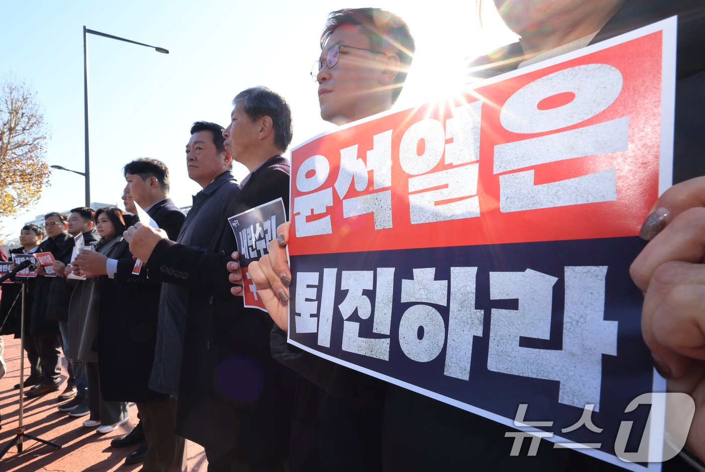 본문 이미지 - 허은아 개혁신당 대표와 천하람 원내대표 등이 4일 서울 용산구 대통령실 인근에서 윤석열 대통령의 계엄령 선포 규탄 및 퇴진을 촉구하는 기자회견을 하고 있다. 2024.12.4/뉴스1 ⓒ News1 송원영 기자