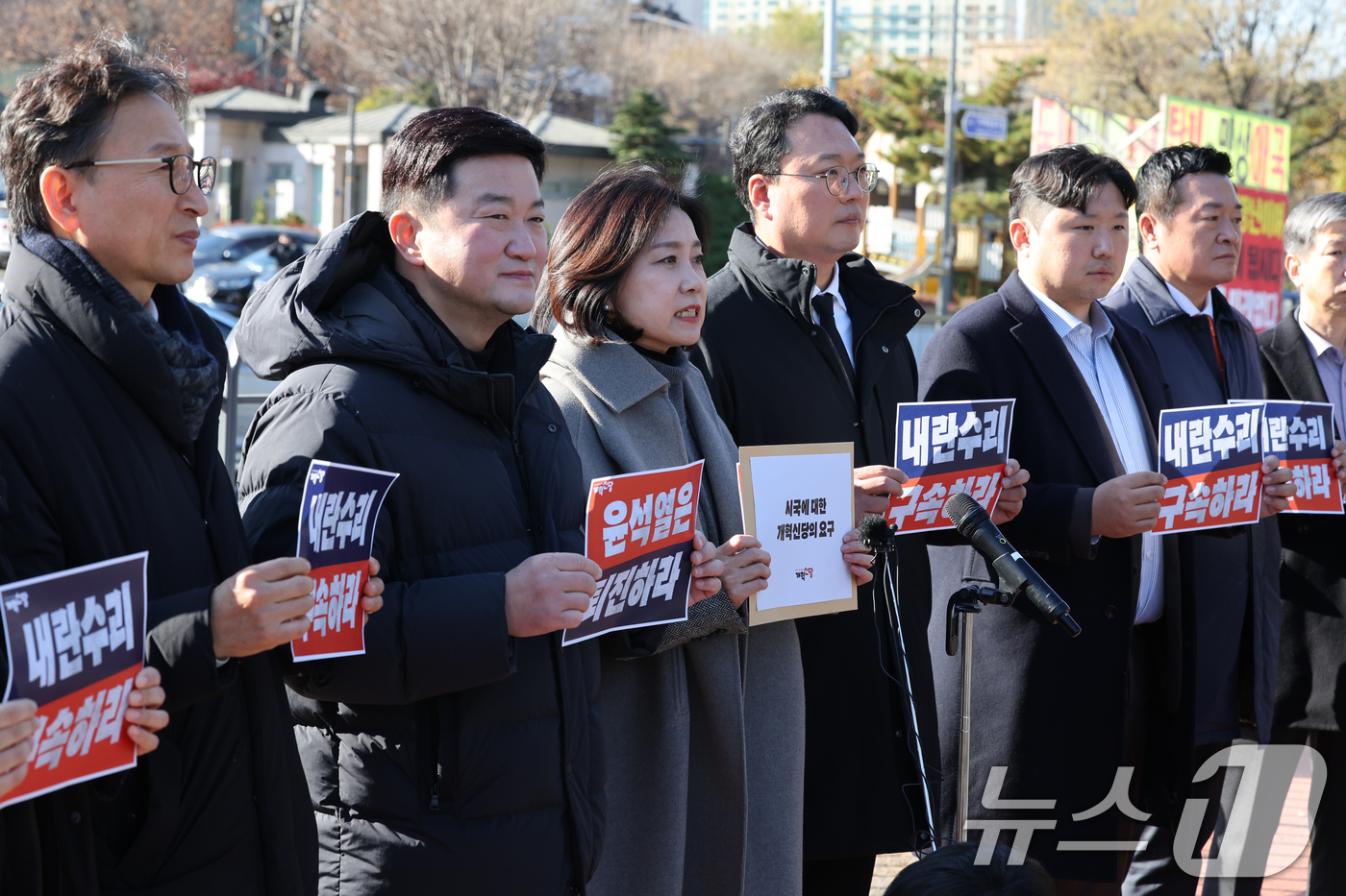 (서울=뉴스1) 송원영 기자 = 허은아 개혁신당 대표가 4일 서울 용산구 대통령실 인근에서 열린 윤석열 대통령 계엄령 선포 규탄 및 퇴진을 촉구하는 항의 방문에서 발언을 하고 있다 …