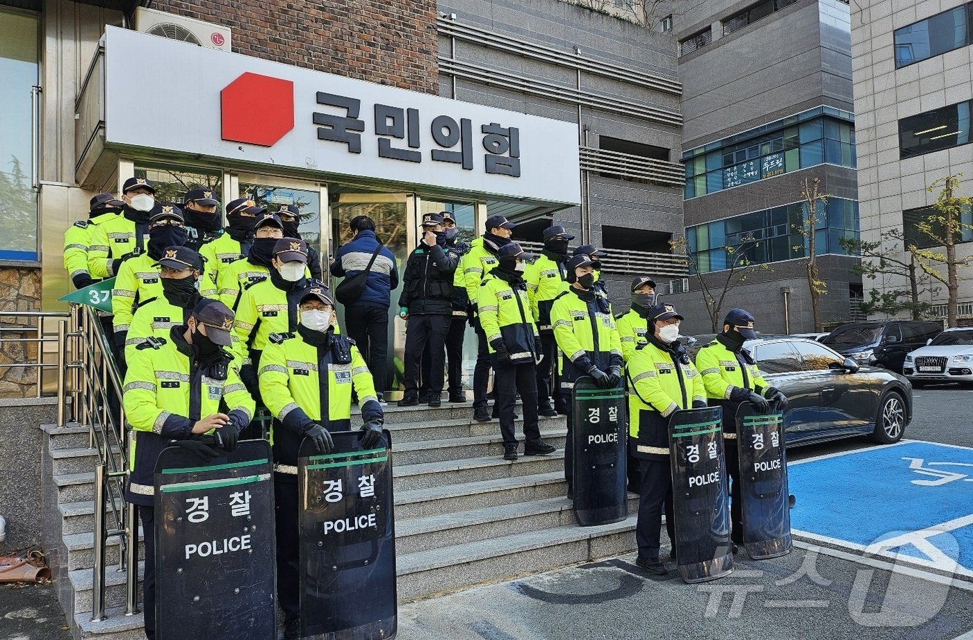 국민의힘 대구시당 입구를 경력이 경비하고 있다. 2024.12.4/뉴스1 남승렬 기자