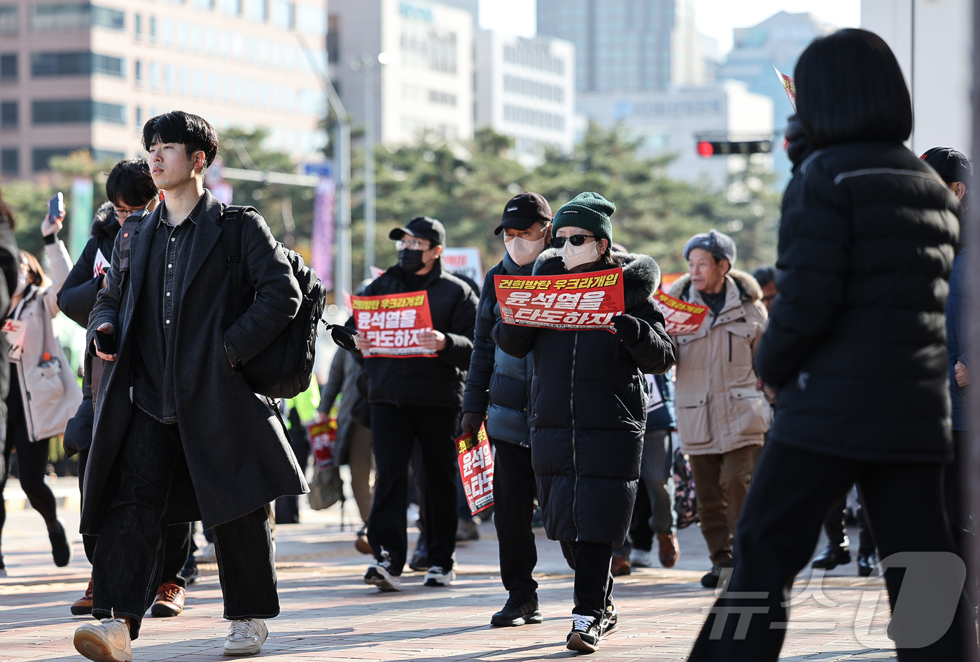 (서울=뉴스1) 이재명 기자 = 비상 계엄이 해제된 4일 오전 서울 여의도 국회 계단에서 더불어민주당 주최로 예정된 비상시국회의에 참석하기 위해 시민들이 경내로 들어서고 있다. 2 …