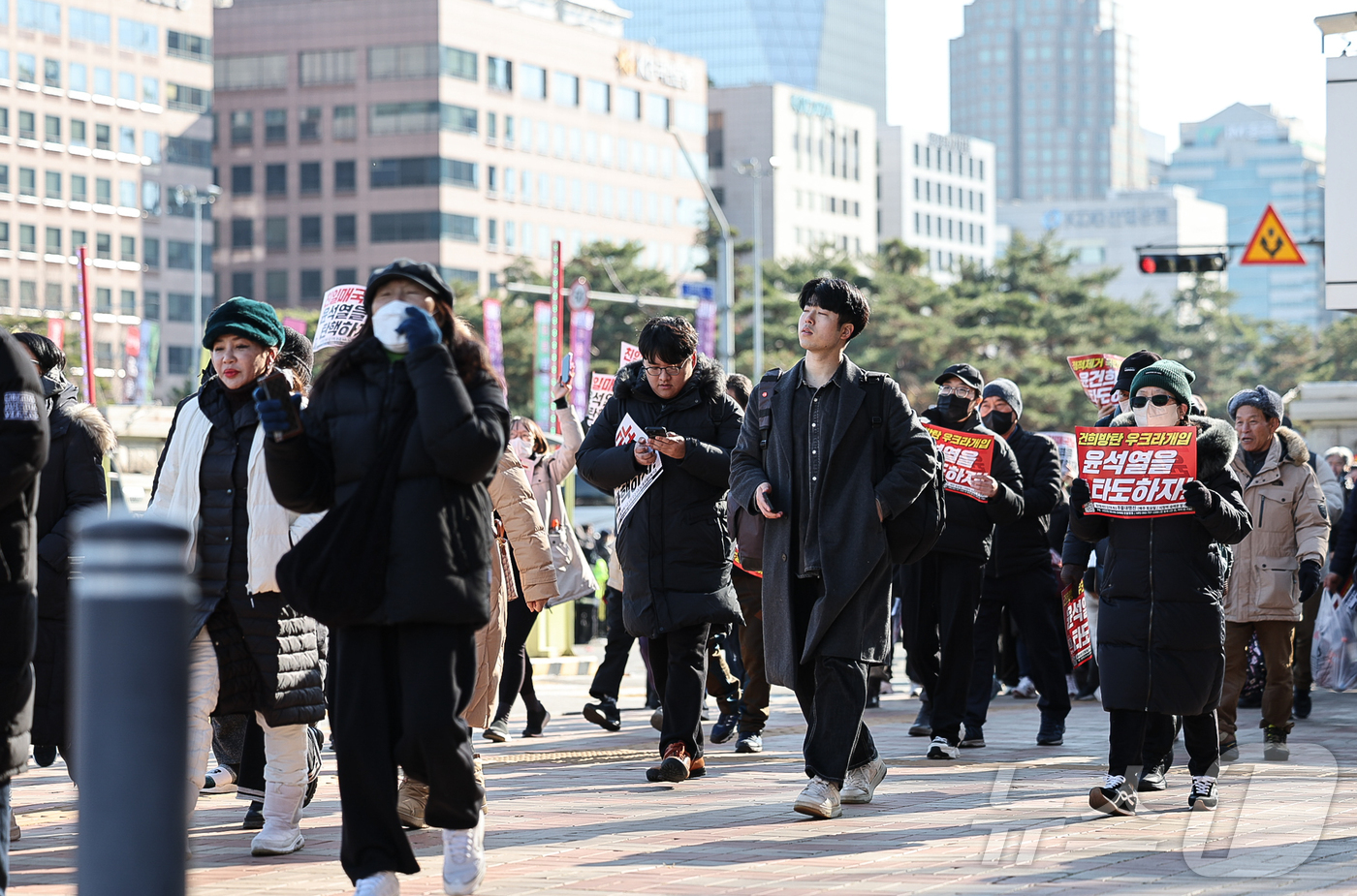 (서울=뉴스1) 이재명 기자 = 비상 계엄이 해제된 4일 오전 서울 여의도 국회 계단에서 더불어민주당 주최로 예정된 비상시국회의에 참석하기 위해 시민들이 경내로 들어서고 있다. 2 …