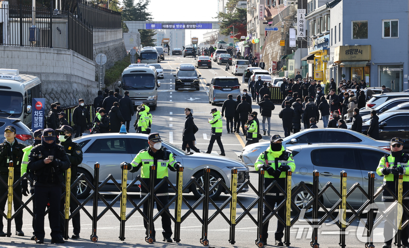 (서울=뉴스1) 송원영 기자 = 윤석열 대통령이 비상계엄 해제를 선언한 4일 서울 용산구 대통령실 입구가 경찰에 의해 통제되고 있다. 2024.12.4/뉴스1