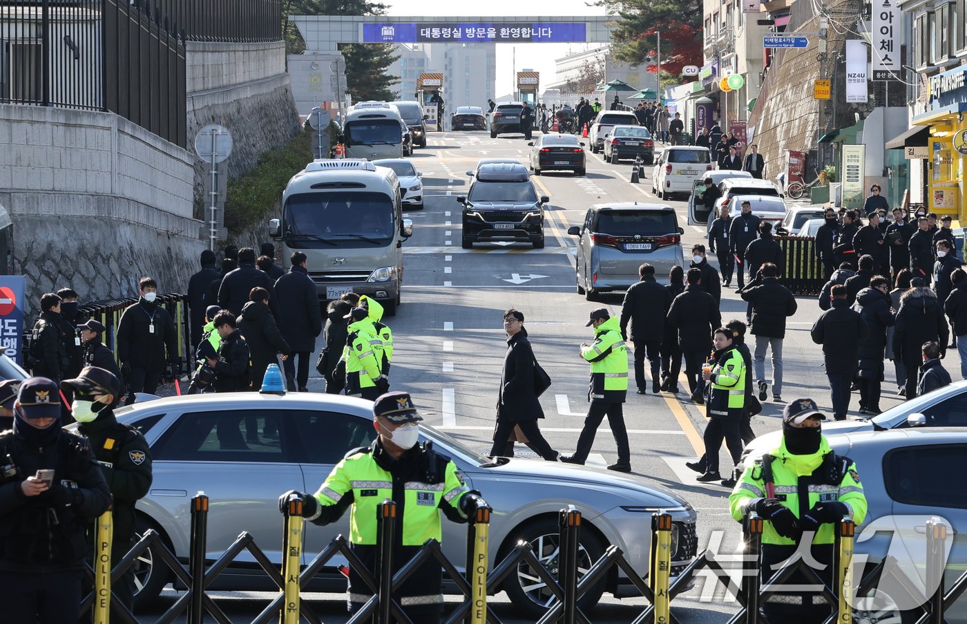 본문 이미지 - 윤석열 대통령이 비상계엄 해제를 선언한 4일 서울 용산구 대통령실 입구가 경찰에 의해 통제되고 있다. 2024.12.4/뉴스1 ⓒ News1 송원영 기자