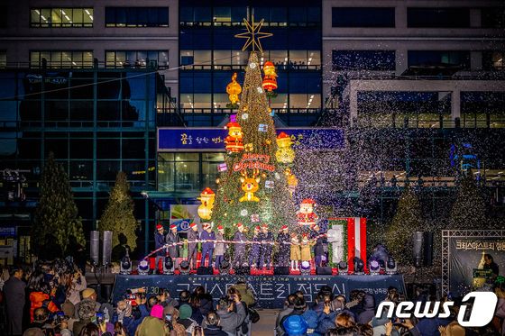 계양구, 아라뱃길서 11m 대형트리 점등식…내년 1월까지 운영