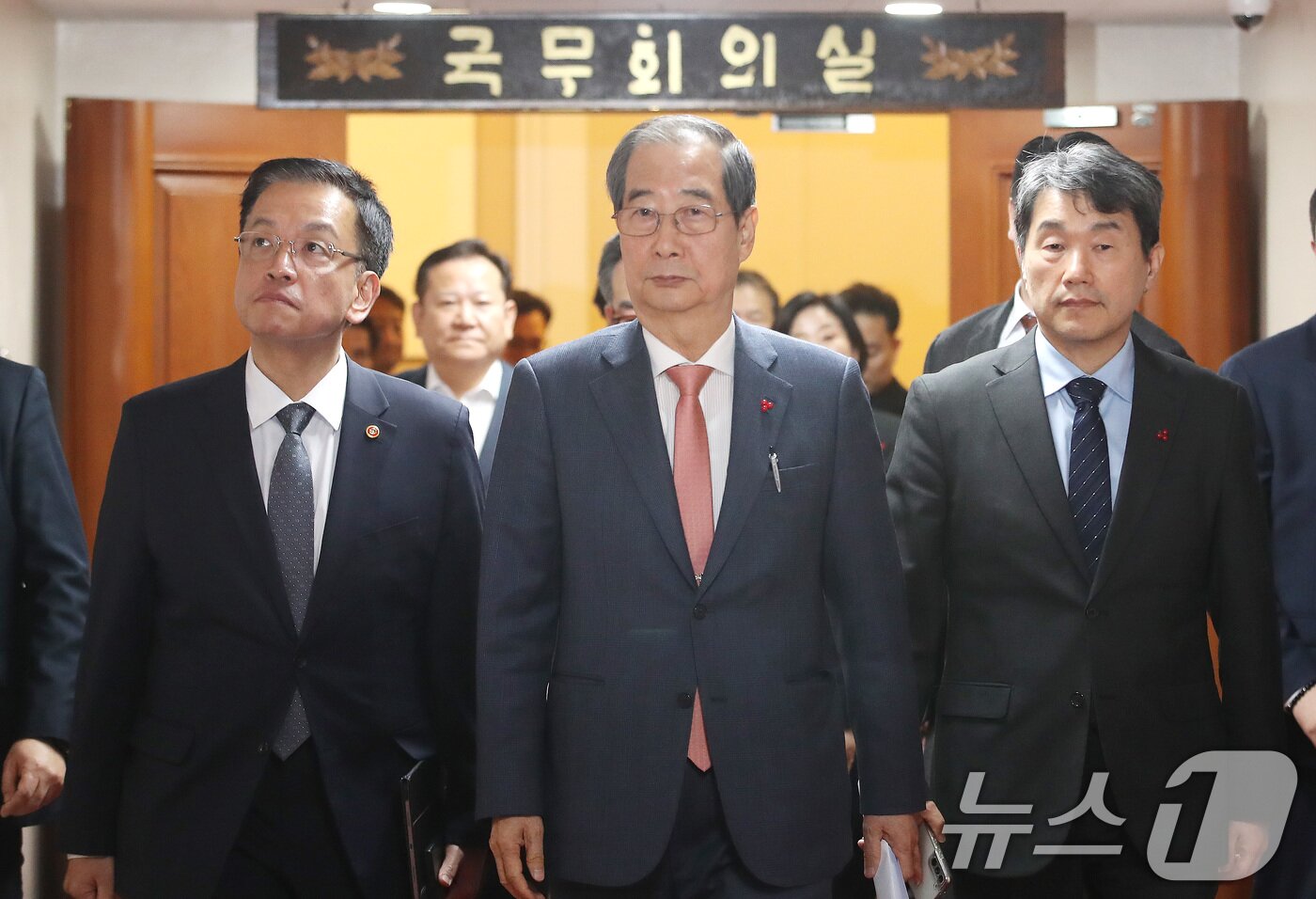 한덕수 국무총리와 국무위원들이 비상계엄이 해제된 4일 서울 종로구 정부서울청사에서 현안 관련 긴급 회의를 마친 뒤 국무회의실을 나서고 있다. 2024.12.4/뉴스1 ⓒ News1 임세영 기자