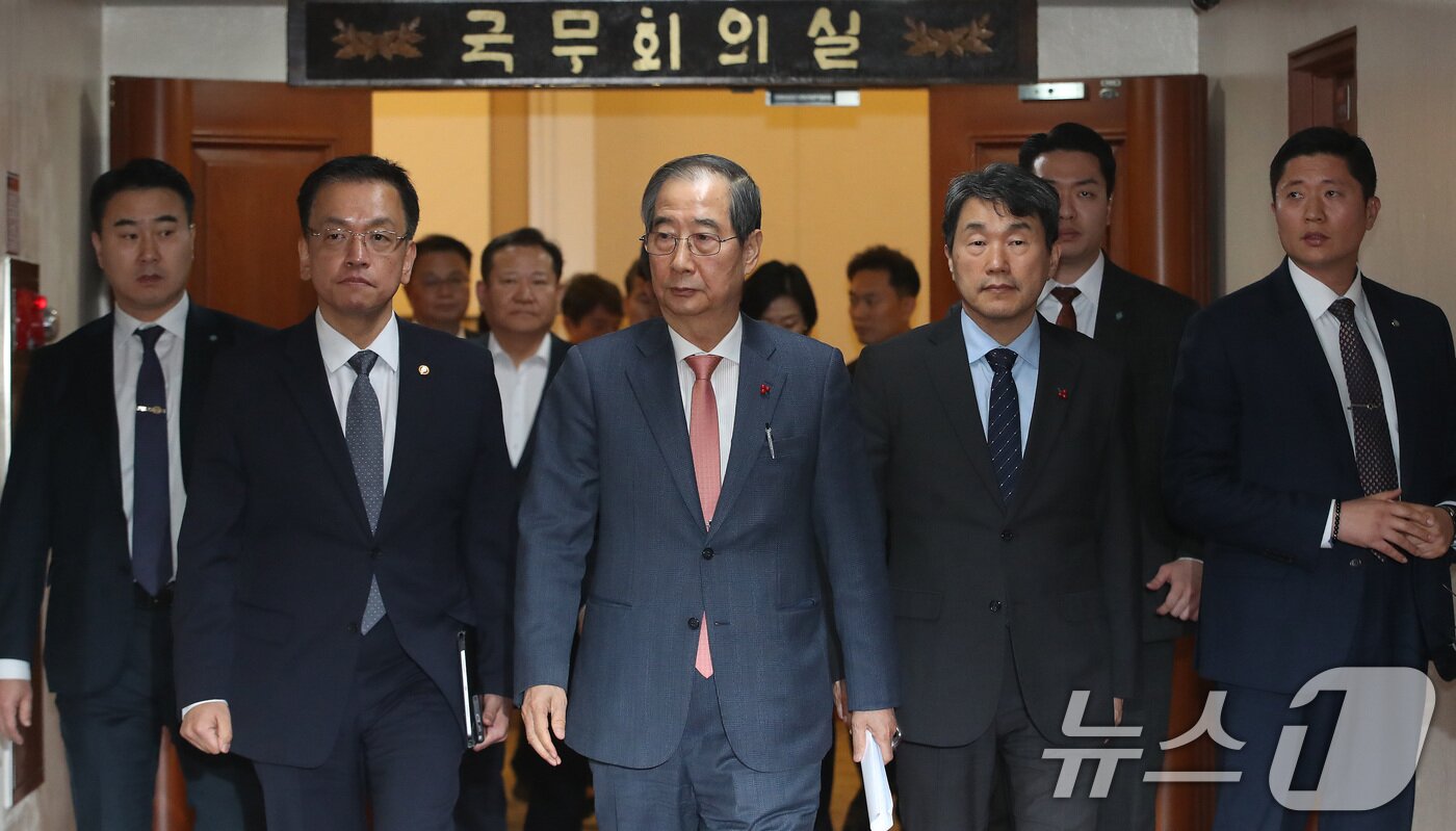 한덕수 국무총리와 국무위원들이 비상계엄이 해제된 4일 서울 종로구 정부서울청사에서 현안 관련 긴급 회의를 마친 뒤 국무회의실을 나서고 있다. 2024.12.4/뉴스1 ⓒ News1 임세영 기자