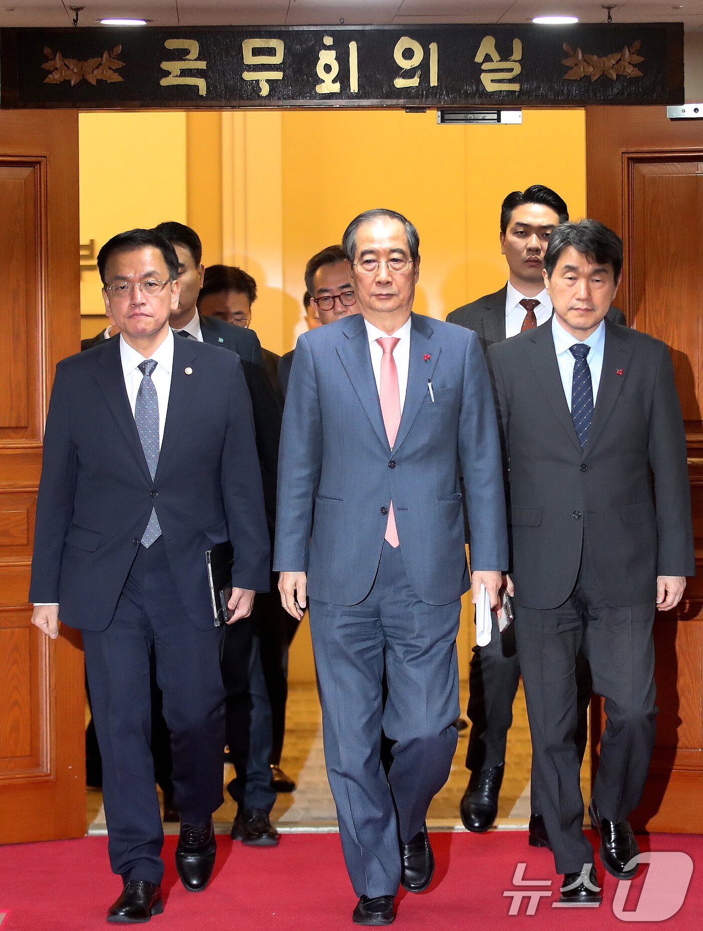 본문 이미지 - 한덕수 국무총리 및 국무위원들이 비상계엄이 해제된 4일 서울 종로구 정부서울청사에서 현안 관련 긴급 회의를 마치고 나서고 있다. 2024.12.4/뉴스1 ⓒ News1 임세영 기자