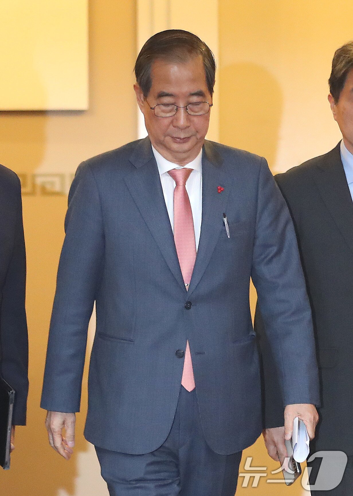 본문 이미지 - 한덕수 국무총리가 비상계엄이 해제된 4일 서울 종로구 정부서울청사에서 현안 관련 긴급 회의를 마친 뒤 국무회의실을 나서고 있다. 2024.12.4/뉴스1 ⓒ News1 임세영 기자