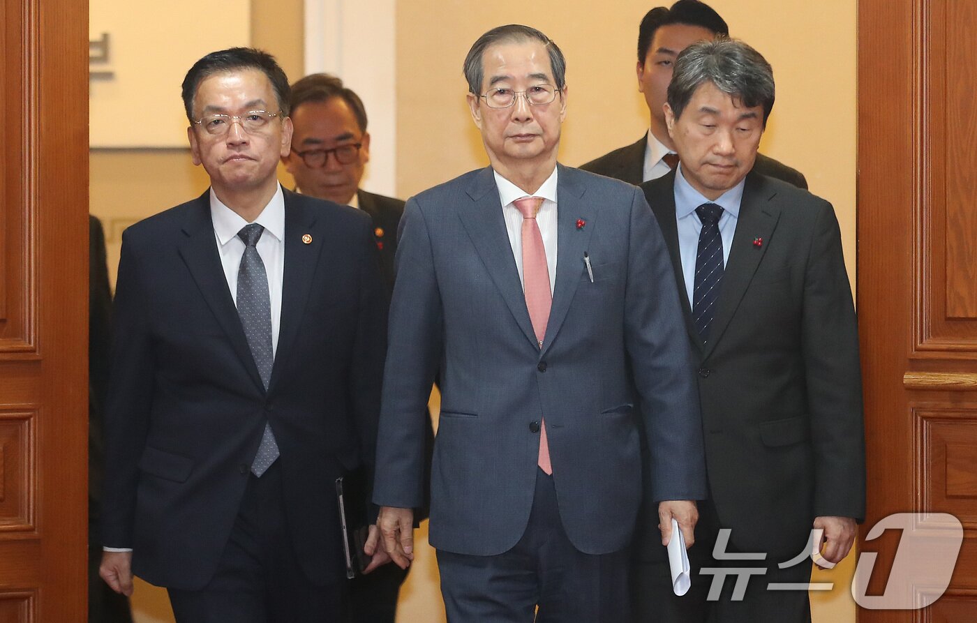 본문 이미지 - 한덕수 국무총리와 국무위원들이 비상계엄이 해제된 4일 서울 종로구 정부서울청사에서 현안 관련 긴급 회의를 마친 뒤 국무회의실을 나서고 있다. 2024.12.4/뉴스1 ⓒ News1 임세영 기자