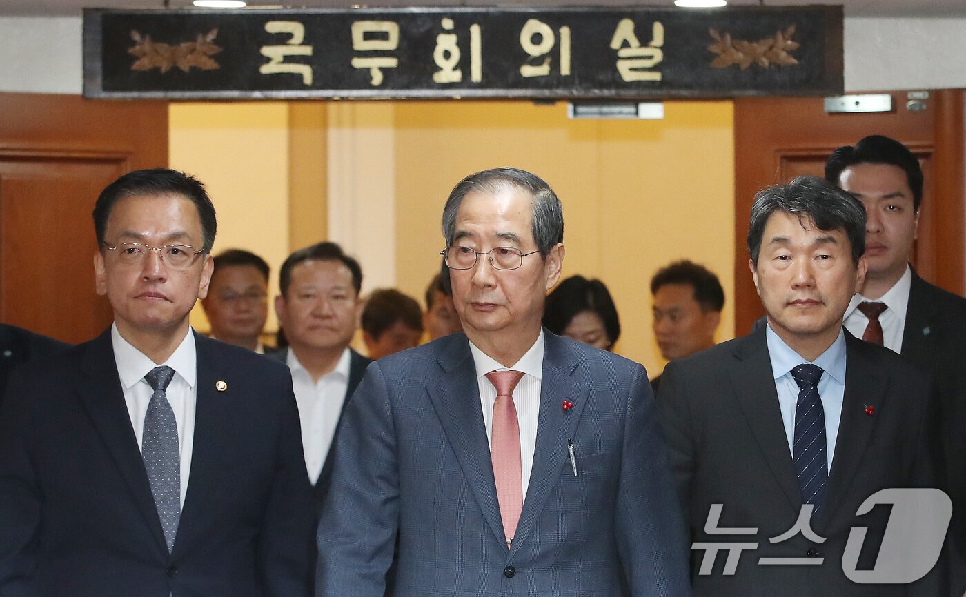 한덕수 국무총리와 국무위원들이 비상계엄이 해제된 4일 서울 종로구 정부서울청사에서 현안 관련 긴급 회의를 마친 뒤 국무회의실을 나서고 있다. 2024.12.4/뉴스1 ⓒ News1 임세영 기자