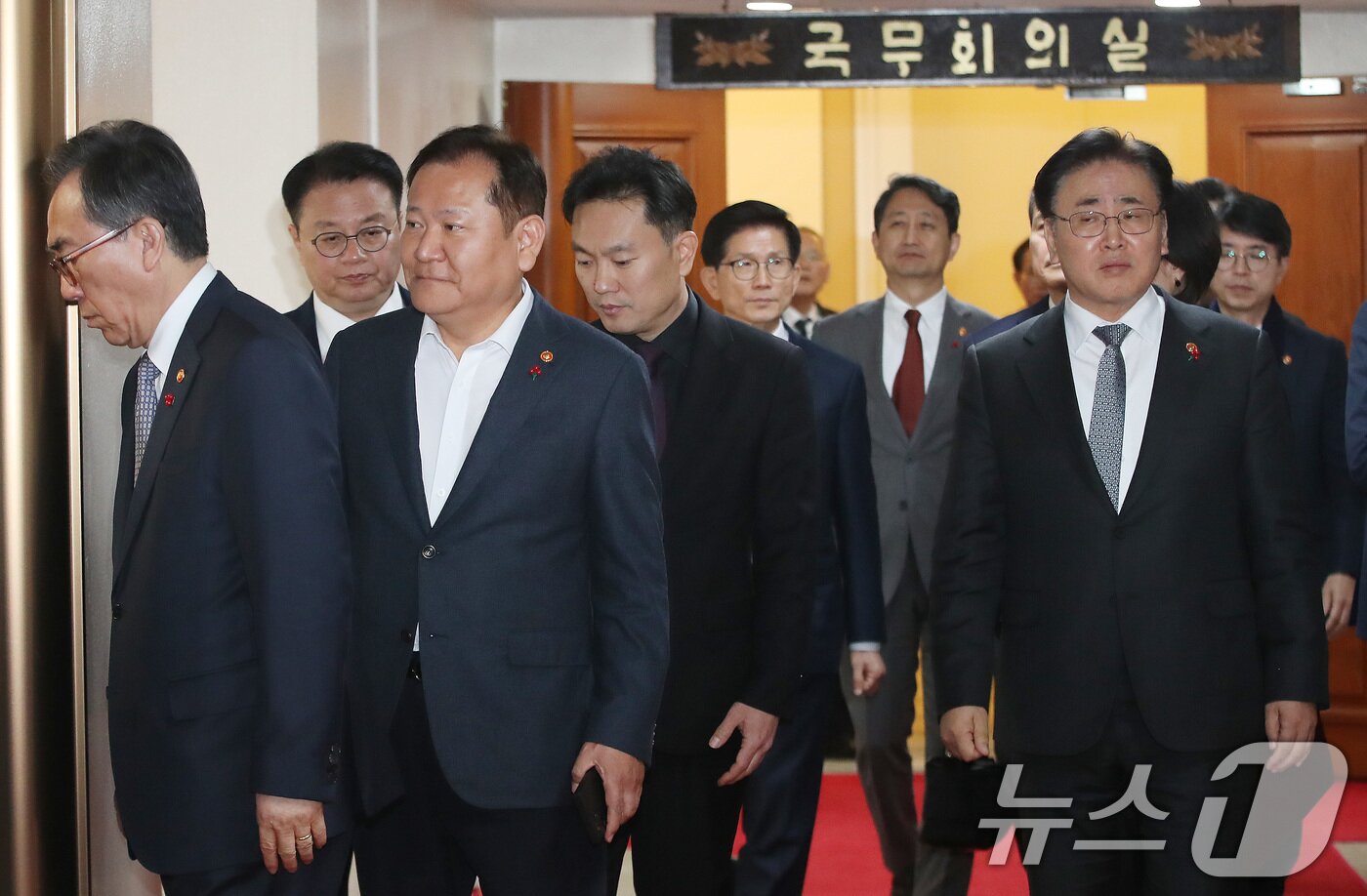 이상민 행정안전부 장관 및 국무위원들이 비상계엄이 해제된 4일 서울 종로구 정부서울청사에서 현안 관련 긴급 회의를 마친 뒤 국무회의실을 나서고 있다. 2024.12.4/뉴스1 ⓒ News1 임세영 기자