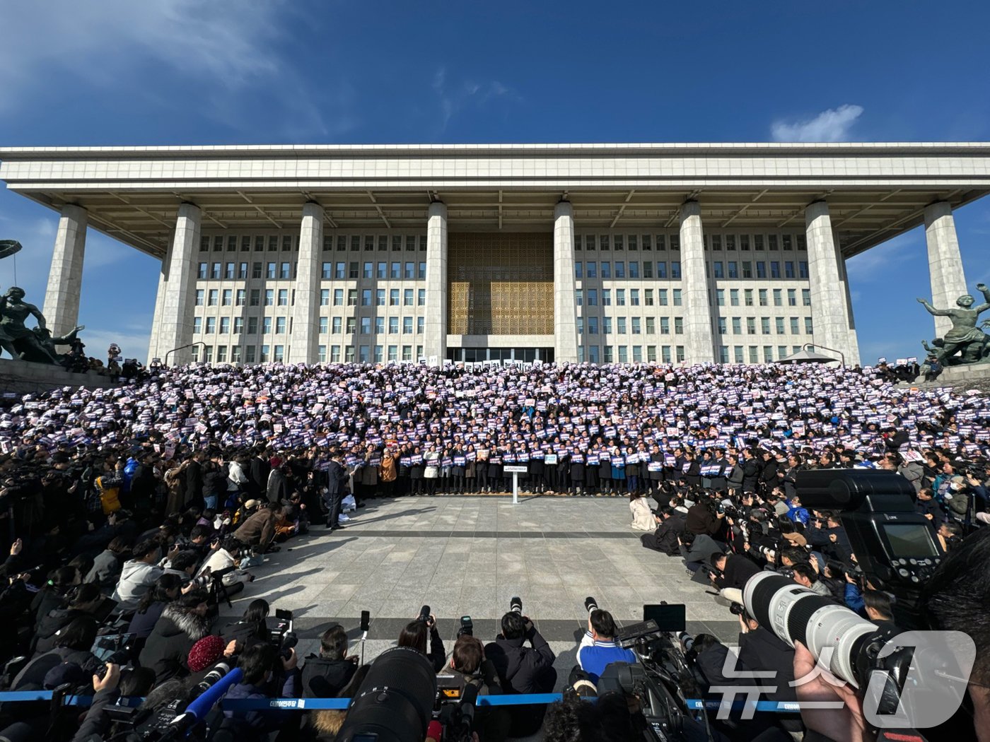 이재명 더불어민주당 대표, 박찬대 원내대표, 조국 조국혁신당 대표 등 야당 의원들이 4일 서울 여의도 국회 본청 계단에서 ‘윤석열 대통령 사퇴촉구 탄핵추진 비상시국대회’를 하고 있다. 2024.12.4/뉴스1 ⓒ News1 안은나 기자