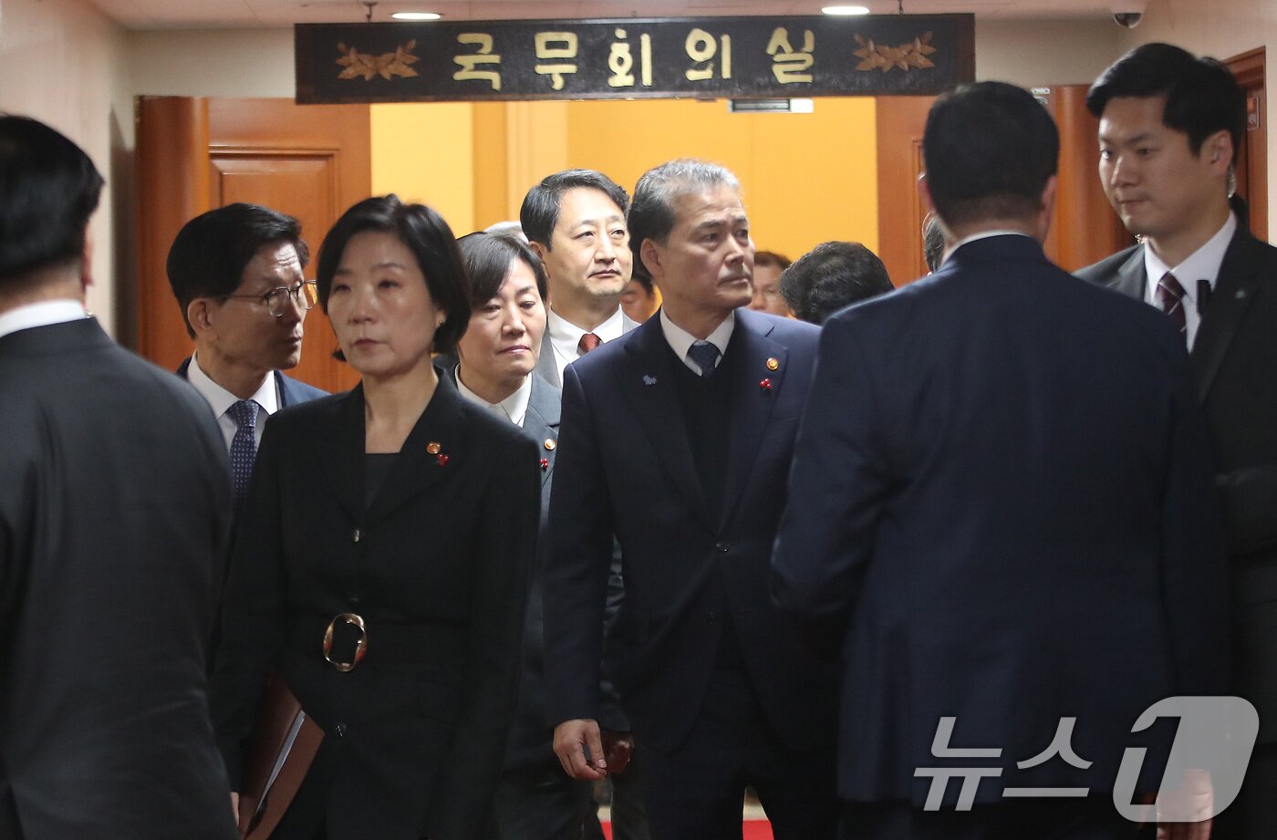 김영호 통일부 장관 및 국무위원들이 비상계엄이 해제된 4일 서울 종로구 정부서울청사에서 현안 관련 긴급 회의를 마친 뒤 국무회의실을 나서고 있다. 2024.12.4/뉴스1 ⓒ News1 임세영 기자