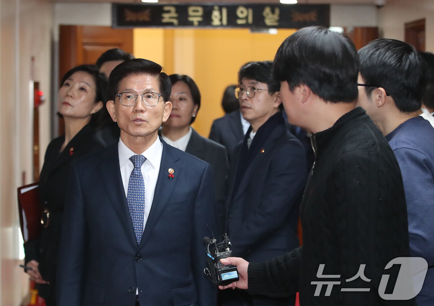 본문 이미지 - 김문수 고용노동부 장관이 비상계엄이 해제된 4일 서울 종로구 정부서울청사에서 현안 관련 긴급 회의를 마치고 취재진의 질문에 답하고 있다. 2024.12.4/뉴스1 ⓒ News1 임세영 기자
