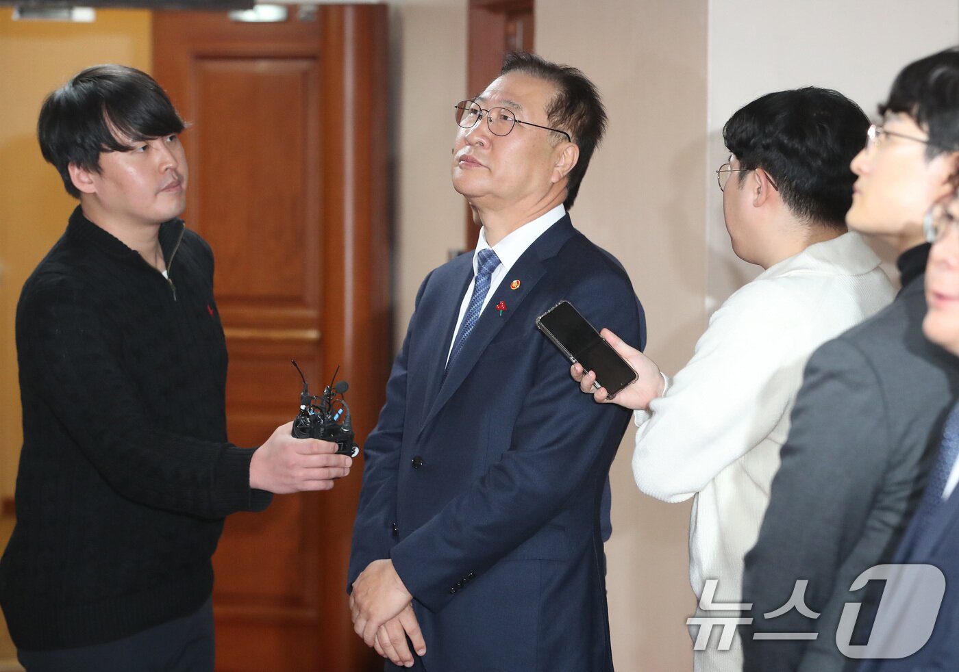 본문 이미지 - 박성재 법무부 장관이 비상계엄이 해제된 4일 서울 종로구 정부서울청사에서 현안 관련 긴급 회의를 마친 뒤 국무회의실을 나서고 있다. 2024.12.4/뉴스1 ⓒ News1 임세영 기자