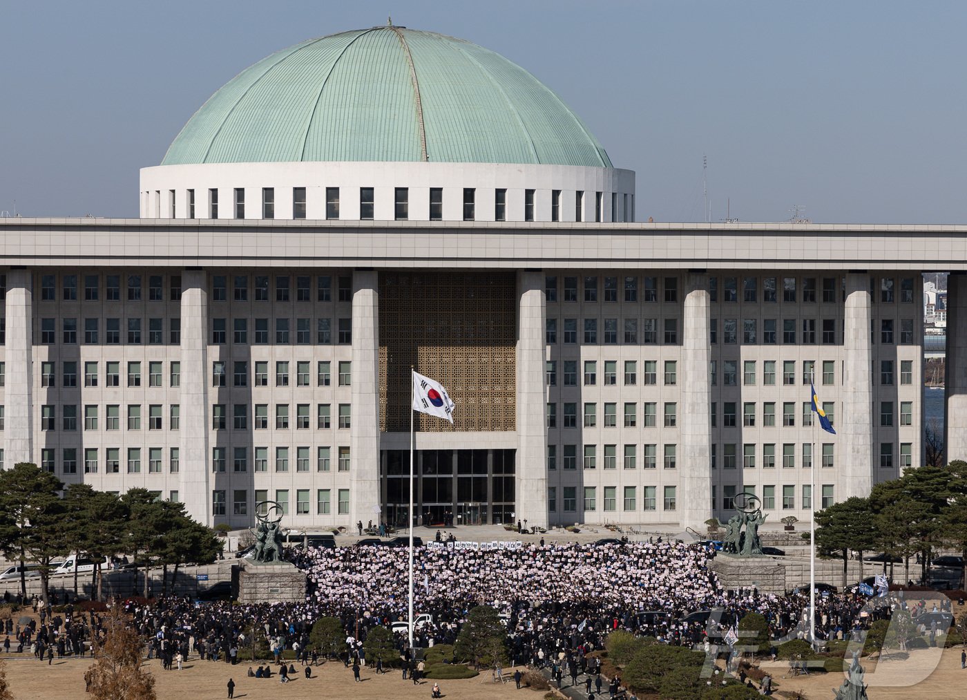 본문 이미지 - 비상 계엄이 해제된 4일 오전 서울 여의도 국회 계단에서 더불어민주당 주최로 비상시국회의가 열리고 있다. 2024.12.4/뉴스1 ⓒ News1 이재명 기자