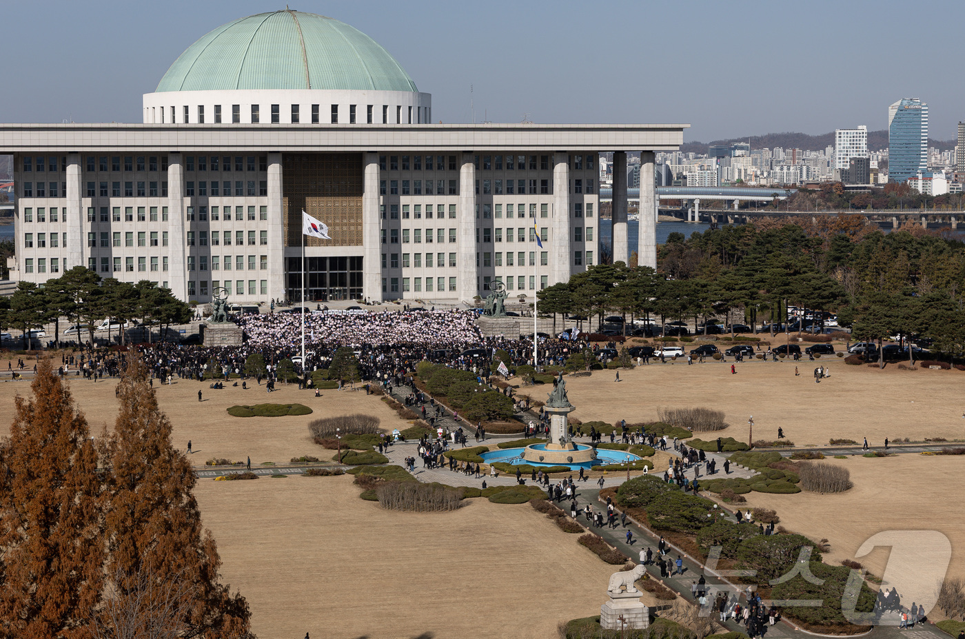 (서울=뉴스1) 이재명 기자 = 비상 계엄이 해제된 4일 오전 서울 여의도 국회 계단에서 더불어민주당 주최로 비상시국회의가 열리고 있다. 2024.12.4/뉴스1