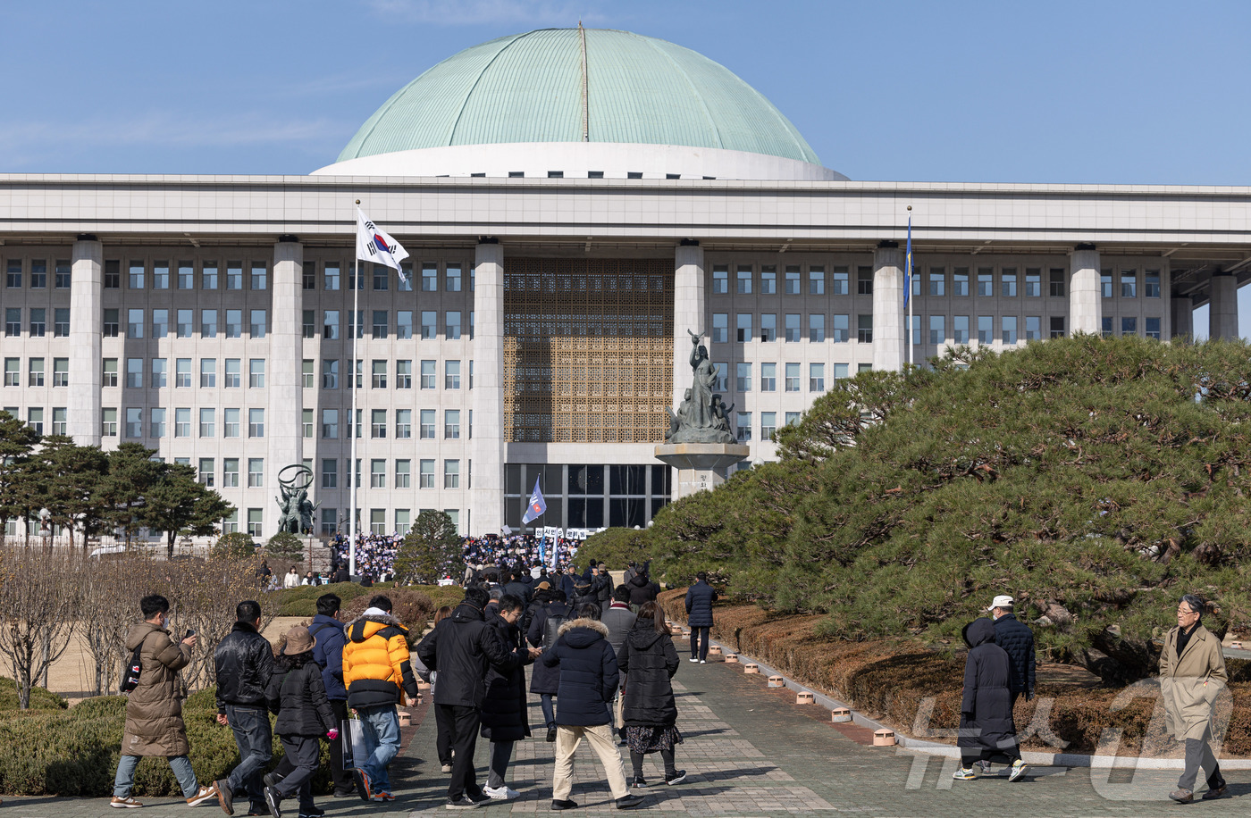 (서울=뉴스1) 이재명 기자 = 비상 계엄이 해제된 4일 오전 서울 여의도 국회 계단에서 더불어민주당 주최로 예정된 비상시국회의에 참석하기 위해 시민들이 경내로 들어서고 있다. 2 …