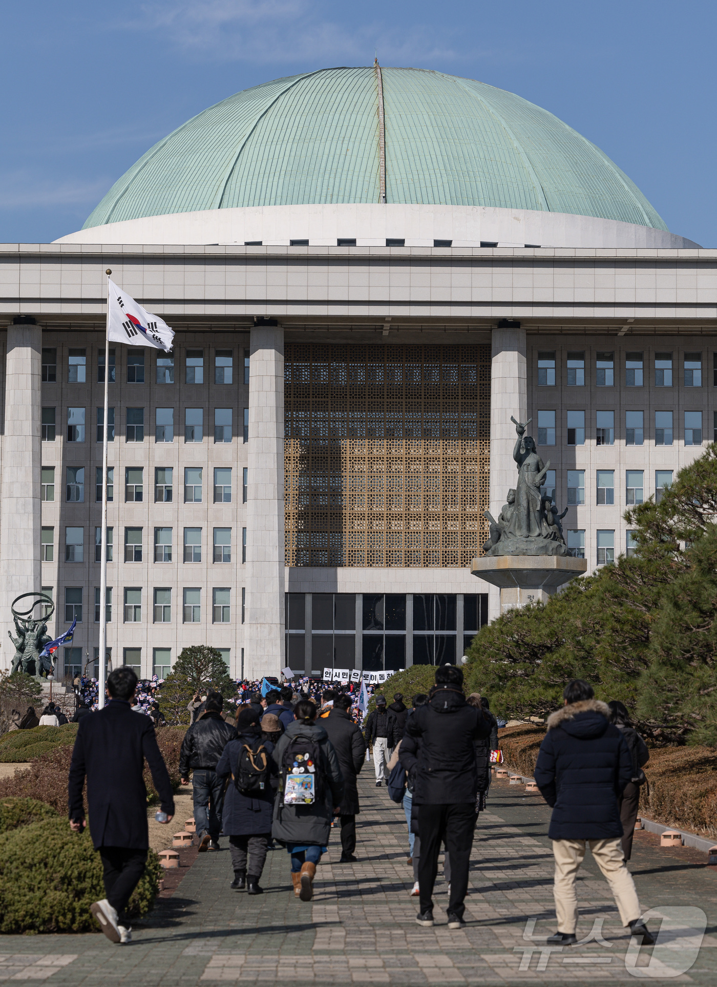 (서울=뉴스1) 이재명 기자 = 비상 계엄이 해제된 4일 오전 서울 여의도 국회 계단에서 더불어민주당 주최로 예정된 비상시국회의에 참석하기 위해 시민들이 경내로 들어서고 있다. 2 …