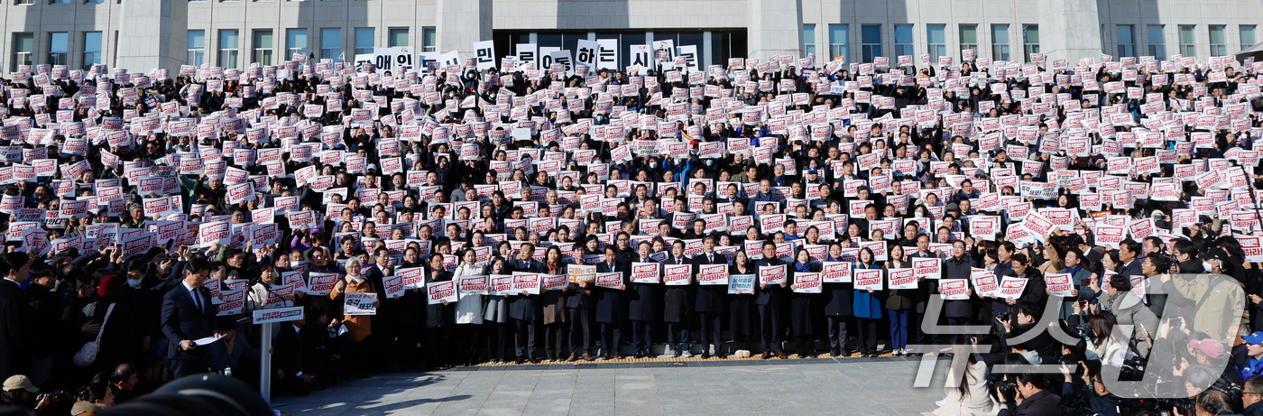 (서울=뉴스1) 안은나 기자 = 이재명 더불어민주당 대표, 박찬대 원내대표, 조국 조국혁신당 대표 등 야당 의원들과 시민들이 4일 서울 여의도 국회 본청 계단에서 열린 ‘윤석열 대 …